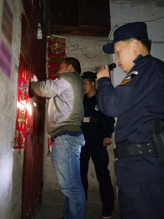 淮安粗心妈妈误将幼女锁家中 民警全城寻开锁师傅开门